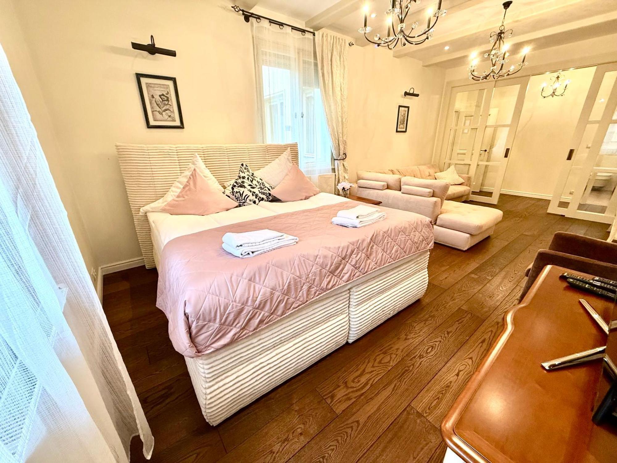 Unique Charles Bridge 2Bdr Apartment. 布拉格 外观 照片